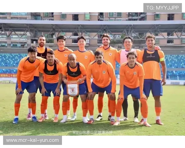 阿尔瓦罗济南体检:葡萄牙中卫落地北京即披橙色围巾,球迷机场热情迎接