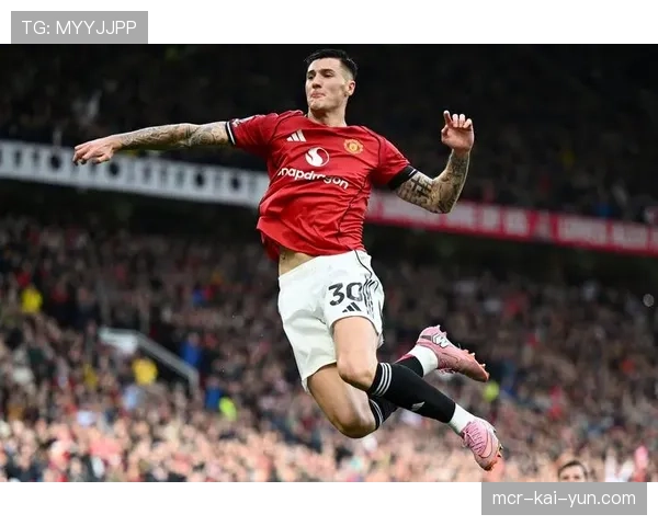 赛前最后一练开放,曼联新援中场全程参与合练 赛前最后一练开放,曼联新援中场全程参与合练